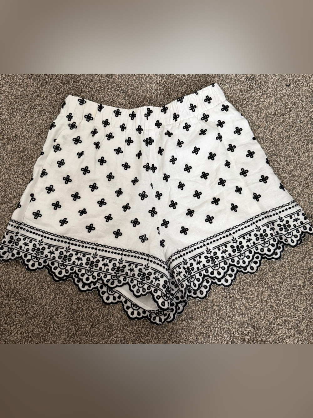 Abercrombie & Fitch
Abercrombie eyelet embroidered shorts